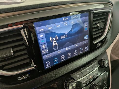 Used 2018 Chrysler Pacifica Touring-L Plus image 25