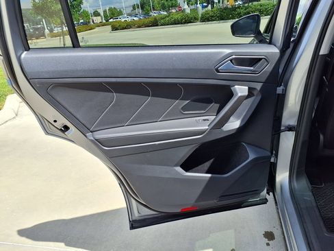 Used 2022 Volkswagen Tiguan SE w/ Panoramic Sunroof Package FWD image 17