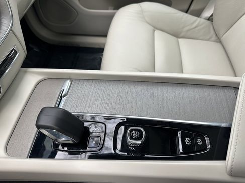 Used 2023 Volvo XC60 T8 Plus image 44