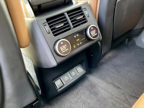 Used 2024 Land Rover Discovery Metropolitan Edition image 10