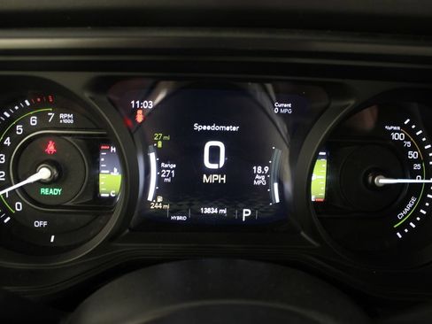 Used 2025 Jeep Wrangler Unlimited Sahara AWD/4WD image 11
