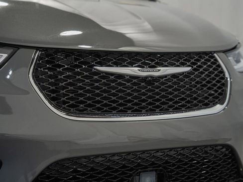 Used 2025 Chrysler Pacifica Select FWD image 13