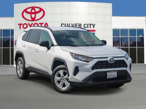 Used 2021 Toyota RAV4 LE image 1