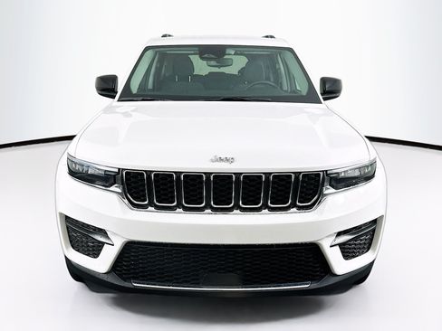 Used 2023 Jeep Grand Cherokee Laredo w/ Luxury Tech Group I RWD image 2
