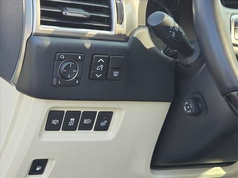 Used 2023 Lexus GX 460 Premium w/ Accessory Package AWD/4WD image 29