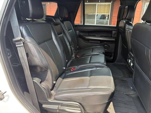 Used 2018 Ford Expedition XLT w/ Equipment Group 202A AWD/4WD image 19