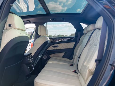 Used 2021 Bentley Bentayga AWD/4WD image 30