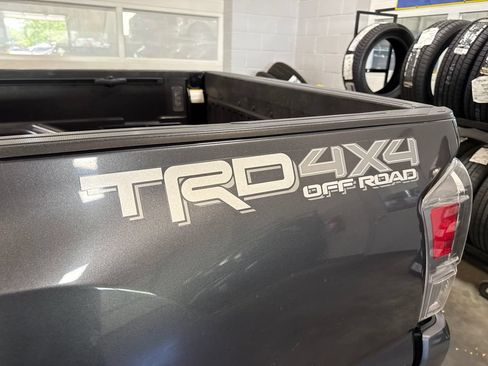 Used 2022 Toyota Tacoma TRD Off-Road w/ TRD Premium Off Road Package AWD/4WD image 13
