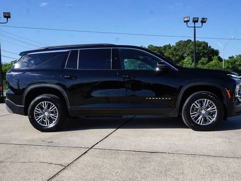Used 2026 Chevrolet Traverse LT AWD/4WD image 3