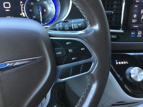 Used 2020 Chrysler Pacifica Touring-L Plus FWD image 18