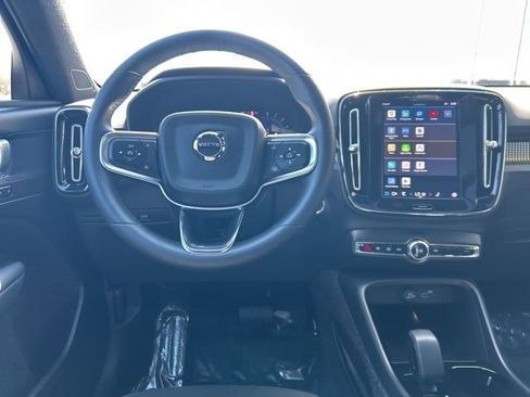 Used 2025 Volvo XC40 B5 Plus image 18