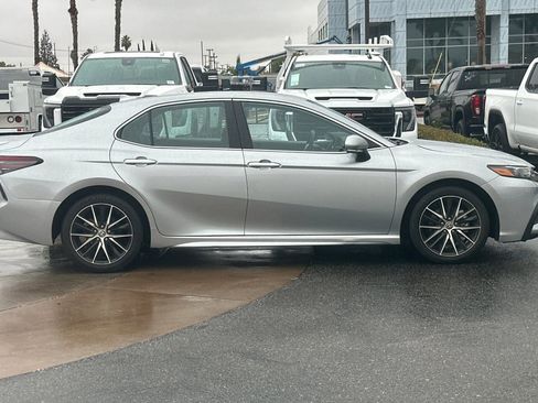 Used 2023 Toyota Camry SE image 3