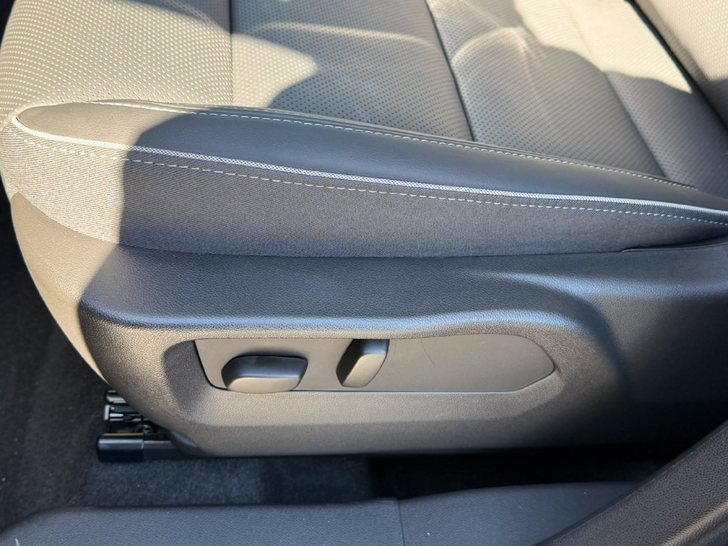 Used 2023 Buick Envision Essence AWD/4WD image 29