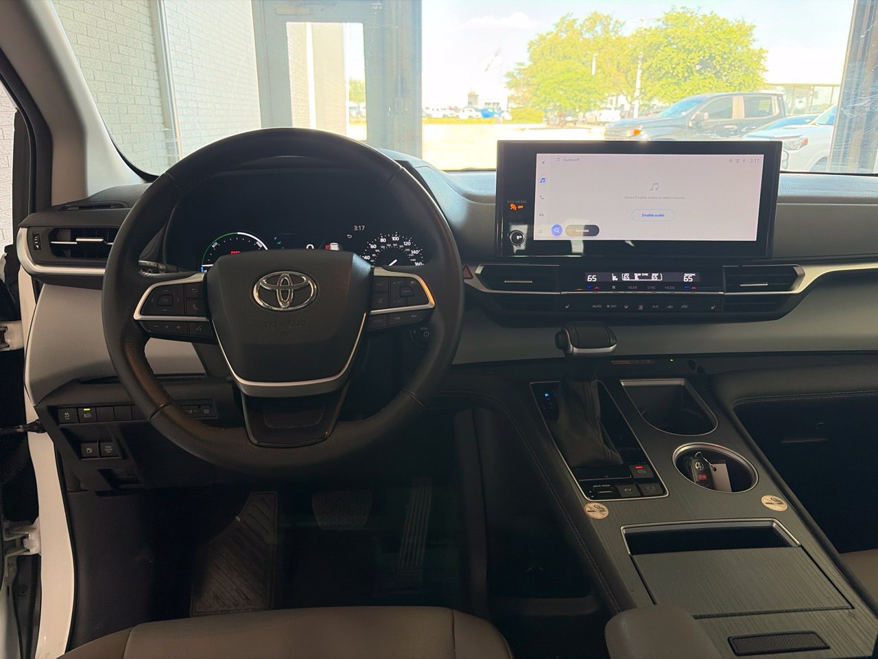 Used 2025 Toyota Sienna XLE FWD image 12