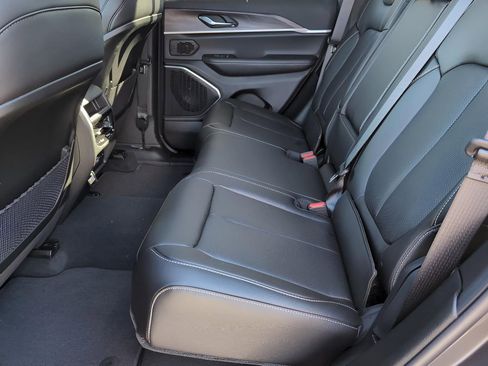 New 2025 Jeep Grand Cherokee Limited w/ Luxury Tech Group II image 28