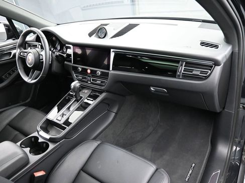 Certified 2025 Porsche Macan image 32