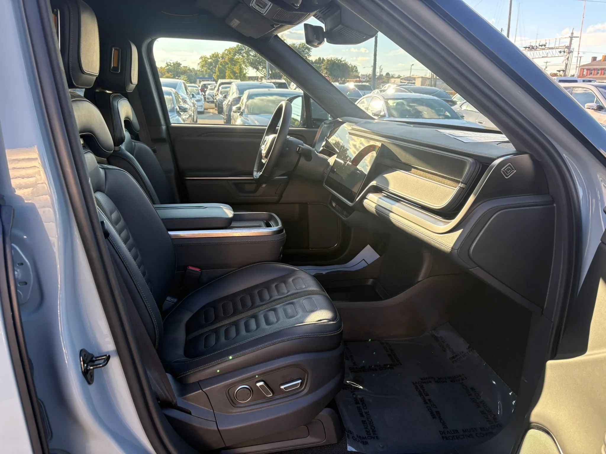 Used 2025 Rivian R1S Adventure Dual AWD/4WD image 16
