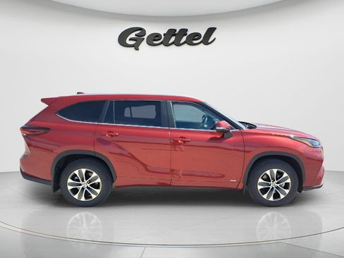 New 2026 Toyota Highlander XLE image 3