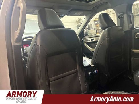 Used 2021 Ford Explorer XLT image 25