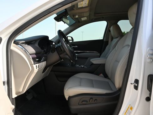 Used 2023 Cadillac XT4 Luxury w/ Cold Weather Package FWD image 17