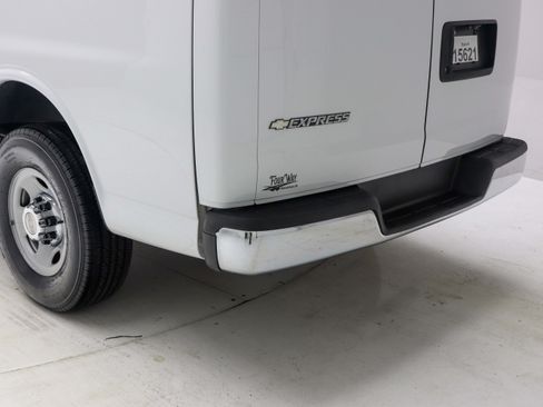 Used 2017 Chevrolet Express 3500 LT w/ LT Preferred Equipment Group RWD image 10