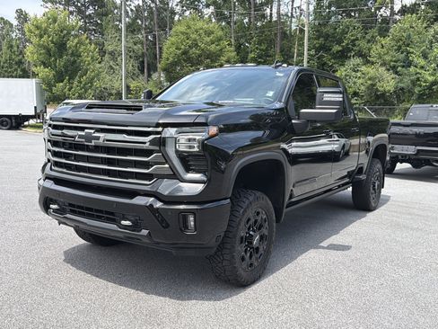 Used 2024 Chevrolet Silverado 2500 High Country w/ Midnight Edition AWD/4WD image 3