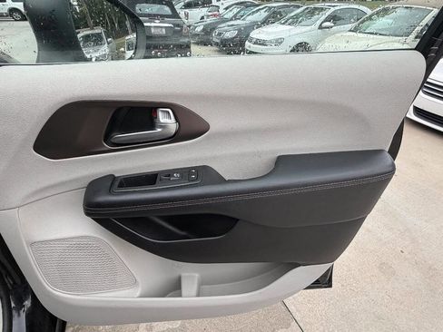 Used 2017 Chrysler Pacifica Touring FWD image 64