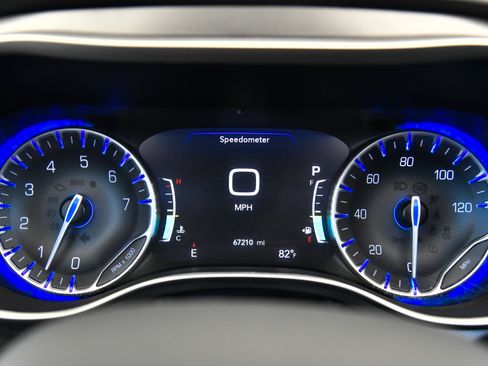 Used 2023 Chrysler Pacifica Touring-L FWD image 32