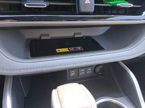 Used 2025 Toyota Highlander XLE AWD/4WD image 42