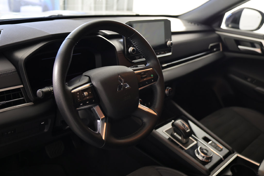 Used 2024 Mitsubishi Outlander SE Black Edition FWD image 20