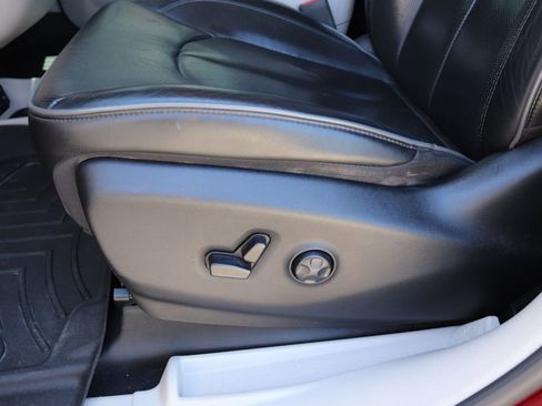 Used 2020 Chrysler Pacifica Limited FWD image 37