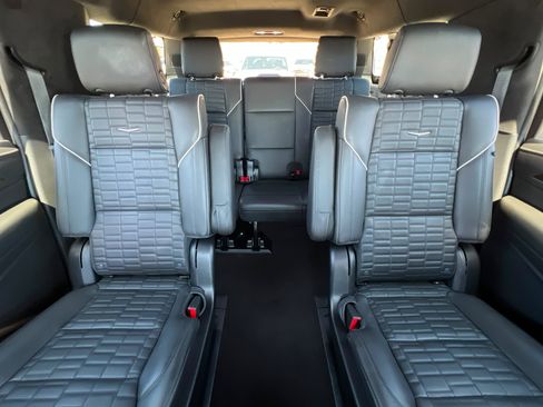 Used 2024 Cadillac Escalade ESV Premium Luxury Platinum AWD/4WD image 27