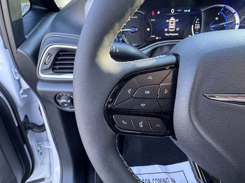 New 2024 Chrysler Pacifica Limited w/ Uconnect Theater Family Group image 13