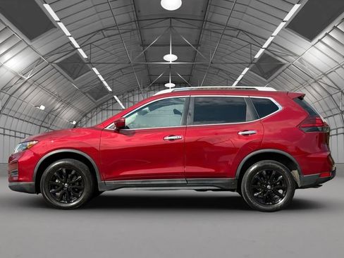 Used 2018 Nissan Rogue SV image 3