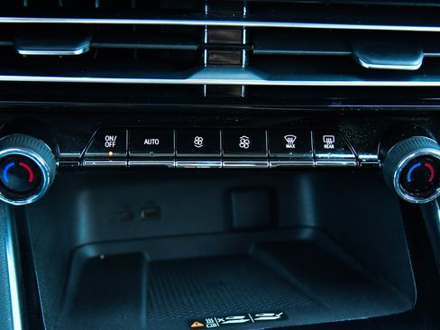 Used 2024 Chevrolet Traverse LT image 32