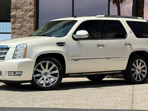 Used 2013 Cadillac Escalade Platinum AWD/4WD image 3