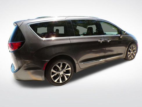 Used 2017 Chrysler Pacifica Limited FWD image 8