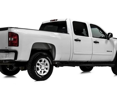 Used 2011 Chevrolet Silverado 2500 LT w/ Interior Plus Package AWD/4WD image 3