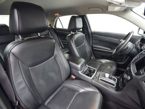 Used 2018 Chrysler 300 Limited AWD/4WD image 12