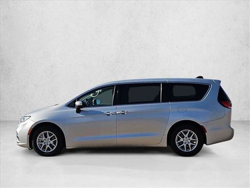 Used 2023 Chrysler Pacifica Touring-L FWD image 15