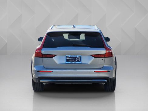 Certified 2025 Volvo V60 B5 Cross Country Plus image 5