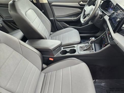 Used 2025 Volkswagen Jetta SE FWD image 19