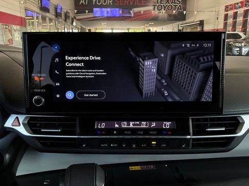 Used 2025 Toyota Sienna XLE FWD image 33
