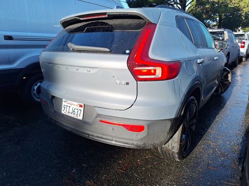 Used 2023 Volvo XC40 B5 Plus image 4