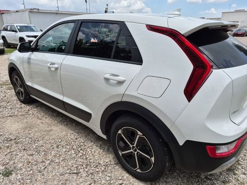 Used 2025 Kia Niro LX FWD image 2
