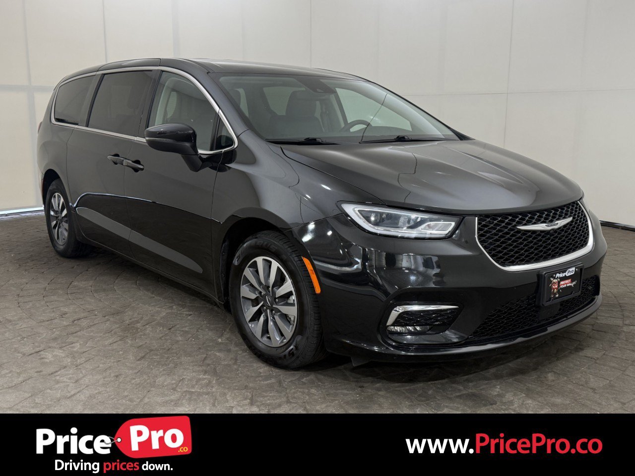 Used 2023 Chrysler Pacifica Touring-L FWD image 1