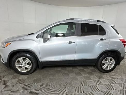 Used 2017 Chevrolet Trax LT w/ LT Convenience Package FWD image 6