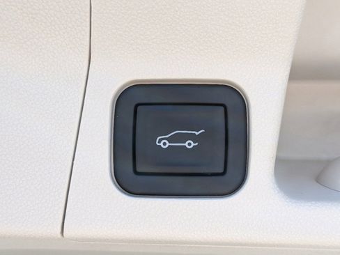 Used 2023 GMC Acadia Denali w/ Denali Technology Package image 13