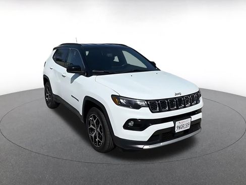 Used 2025 Jeep Compass Limited AWD/4WD image 3