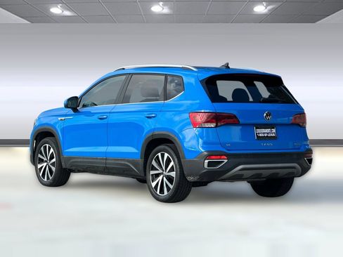 Used 2023 Volkswagen Taos SE w/ Panoramic Sunroof Package image 3